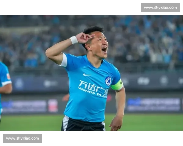 阎相闯退役夜点燃梭鱼湾！大连英博 2-0 青岛海牛，全场共唱莎啦啦送别传奇